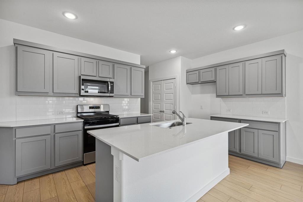 907 Landon Way Property Photo 8