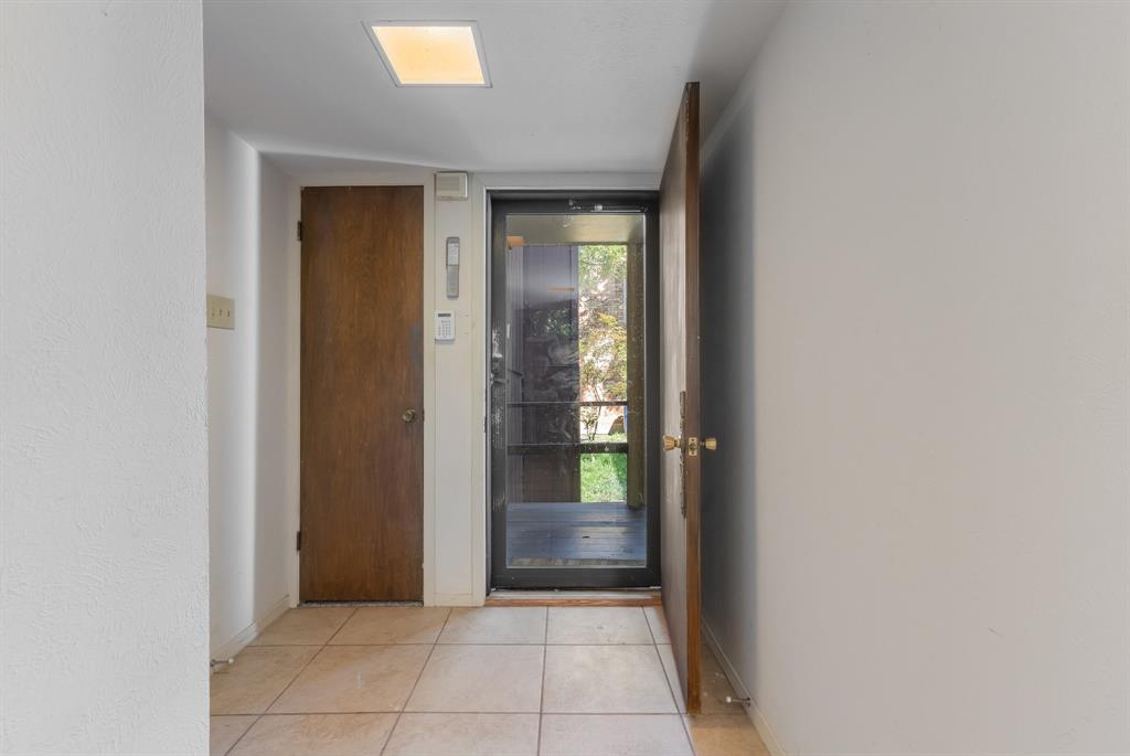 10716 Meadowcliff Lane Property Photo 4