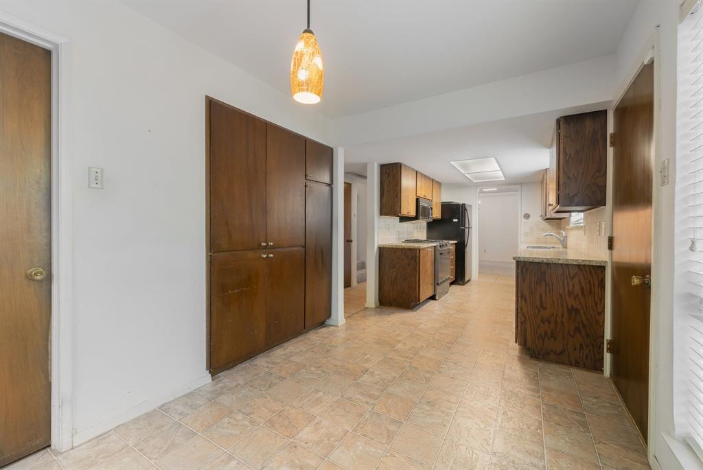 10716 Meadowcliff Lane Property Photo 9