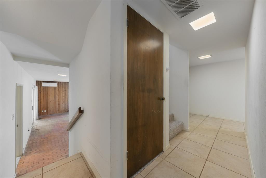 10716 Meadowcliff Lane Property Photo 11