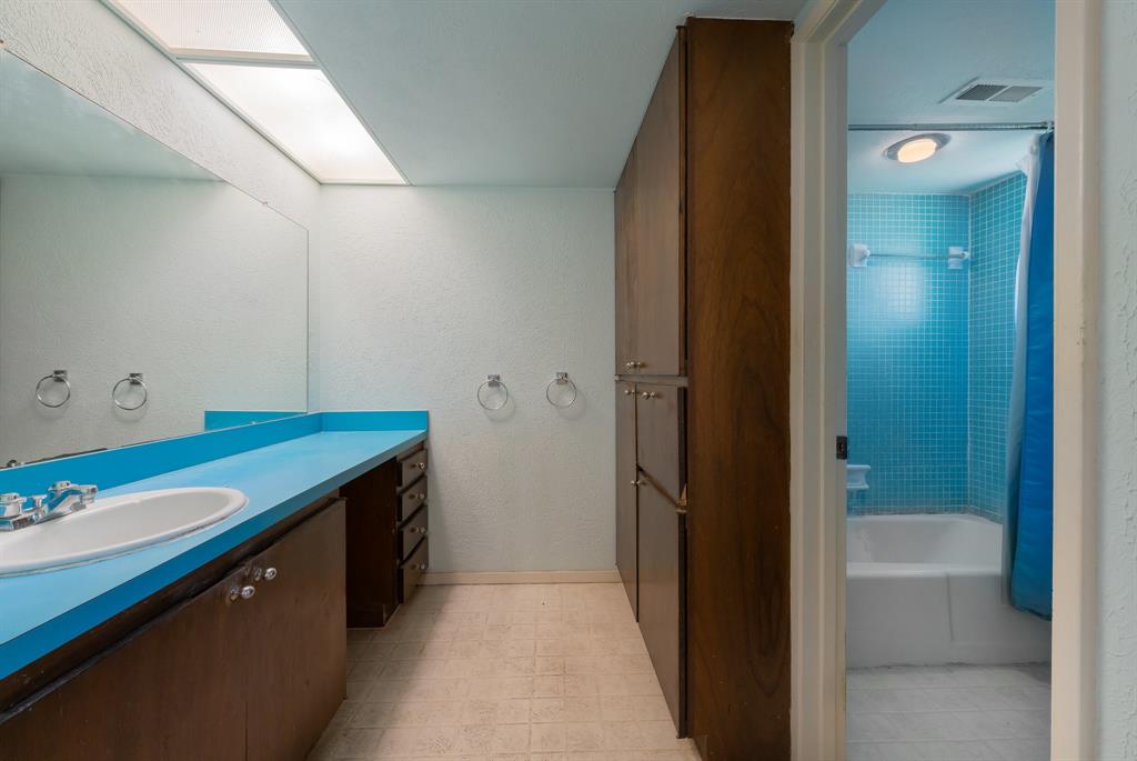 10716 Meadowcliff Lane Property Photo 18