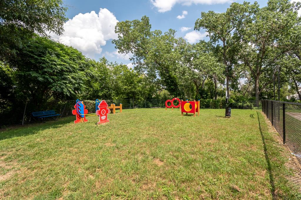1900 Estrada Parkway Property Photo 4