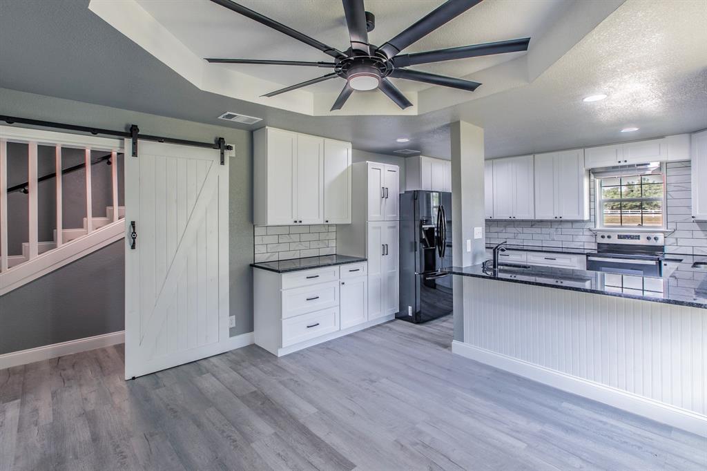 768 Elmwood Drive Property Photo 4