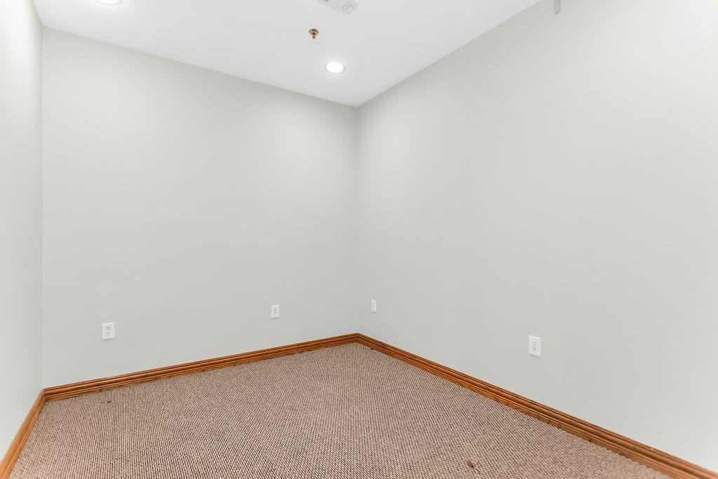 5212 Village Creek Dr Drive B Property Photo 14
