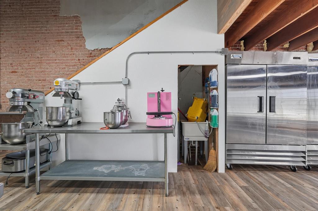 113 W 6th Street Property Photo 18