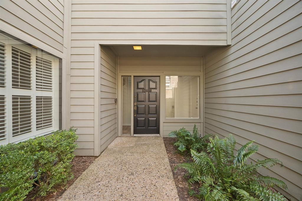 6742 E Northwest Highway Property Photo 2