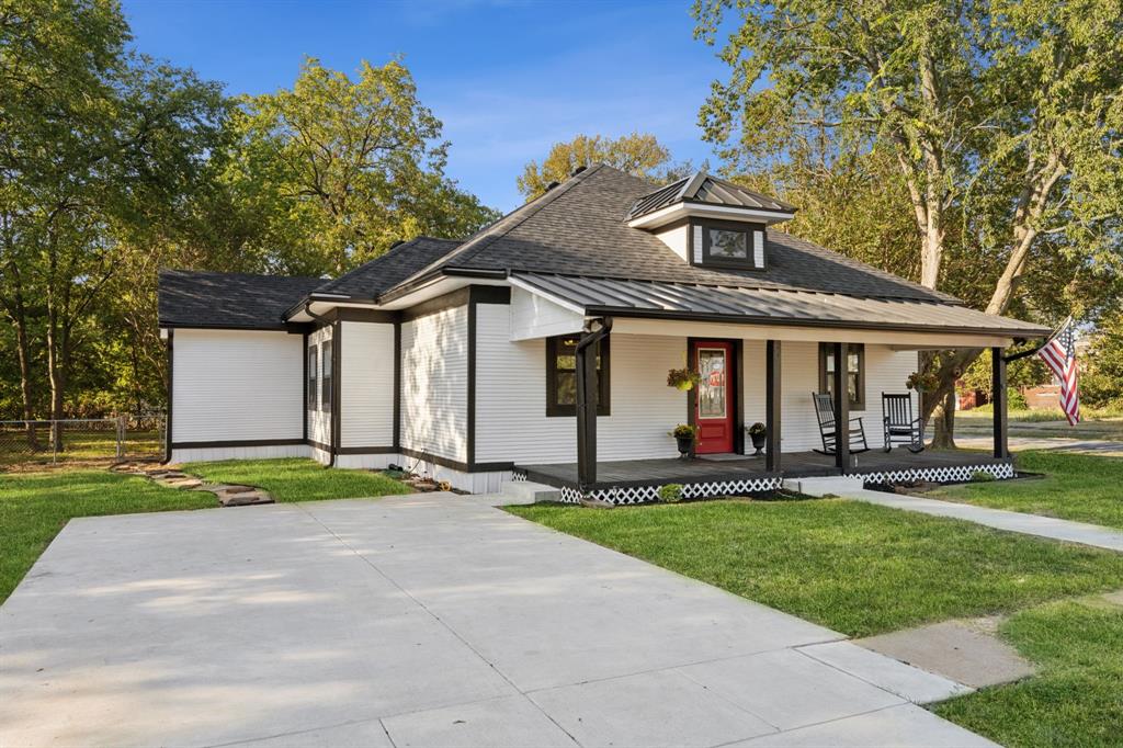 301 E Bois D Arc Property Photo 1