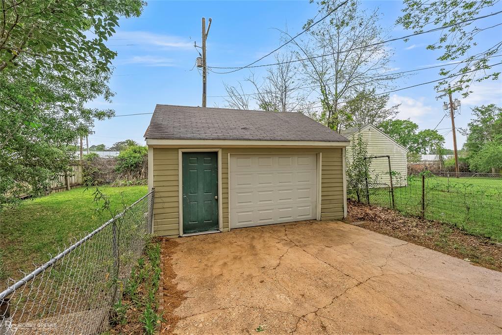 3858 Richmond Avenue Property Photo 3