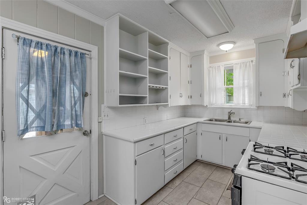 3858 Richmond Avenue Property Photo 11