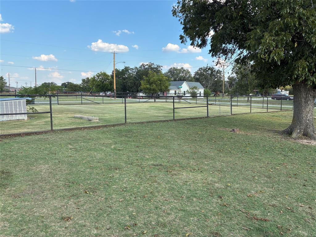 106 S Houston Street Property Photo 25