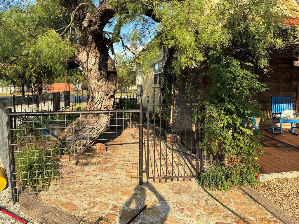 106 S Houston Street Property Photo 28