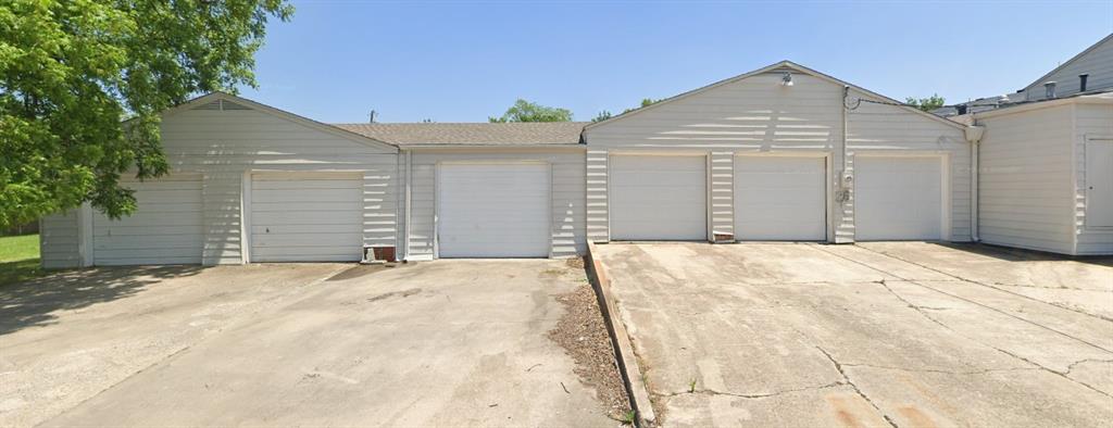 409 W Main Street Garages Property Photo 1