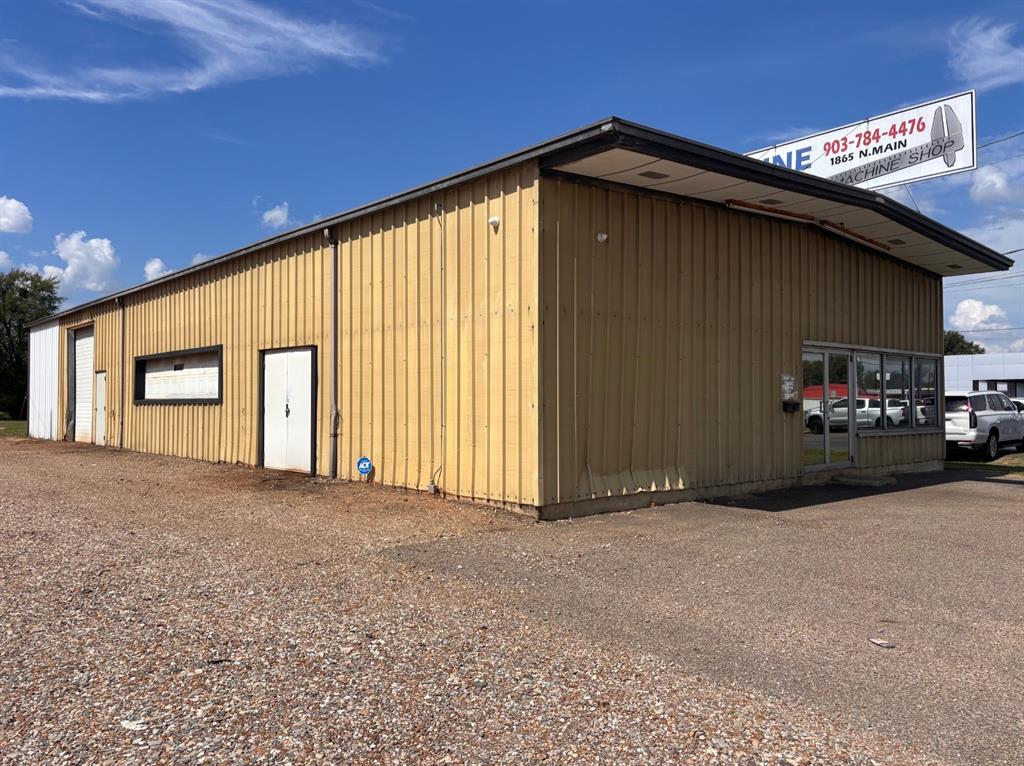 1865 N Main Property Photo 1