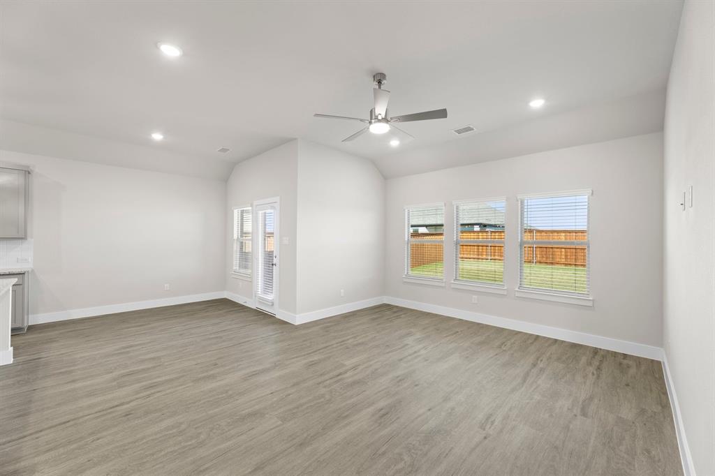 2372 Bell Way Property Photo 6