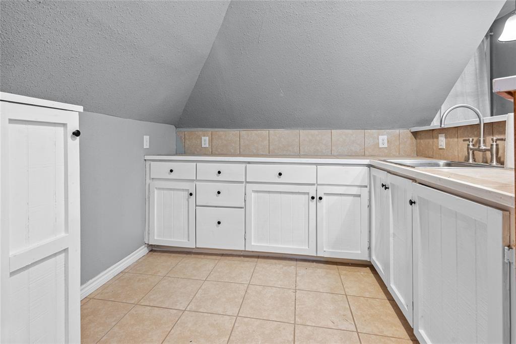 405 Walker Street Property Photo 23