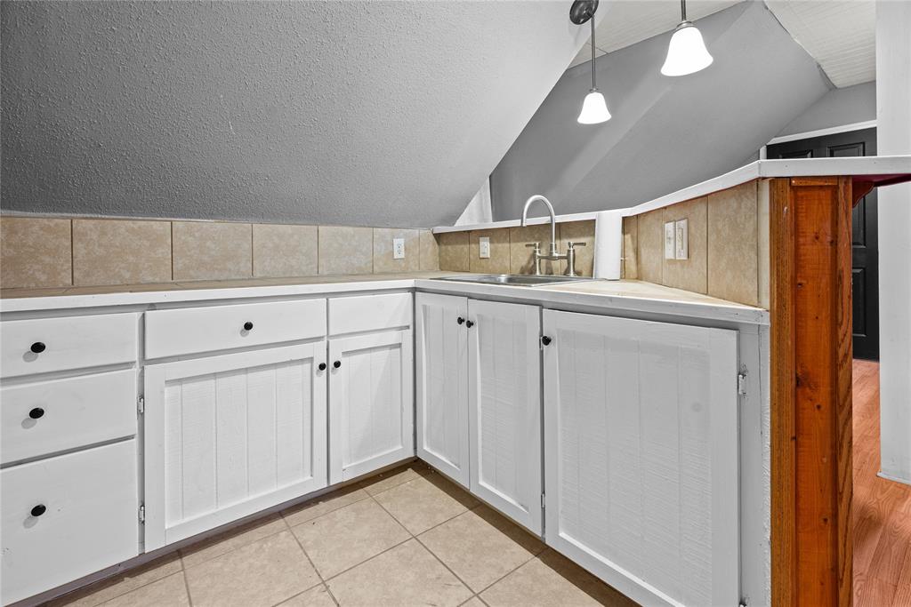 405 Walker Street Property Photo 24