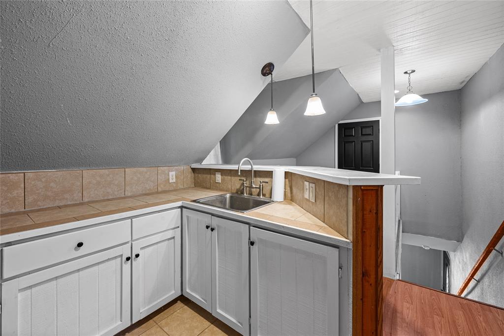 405 Walker Street Property Photo 27