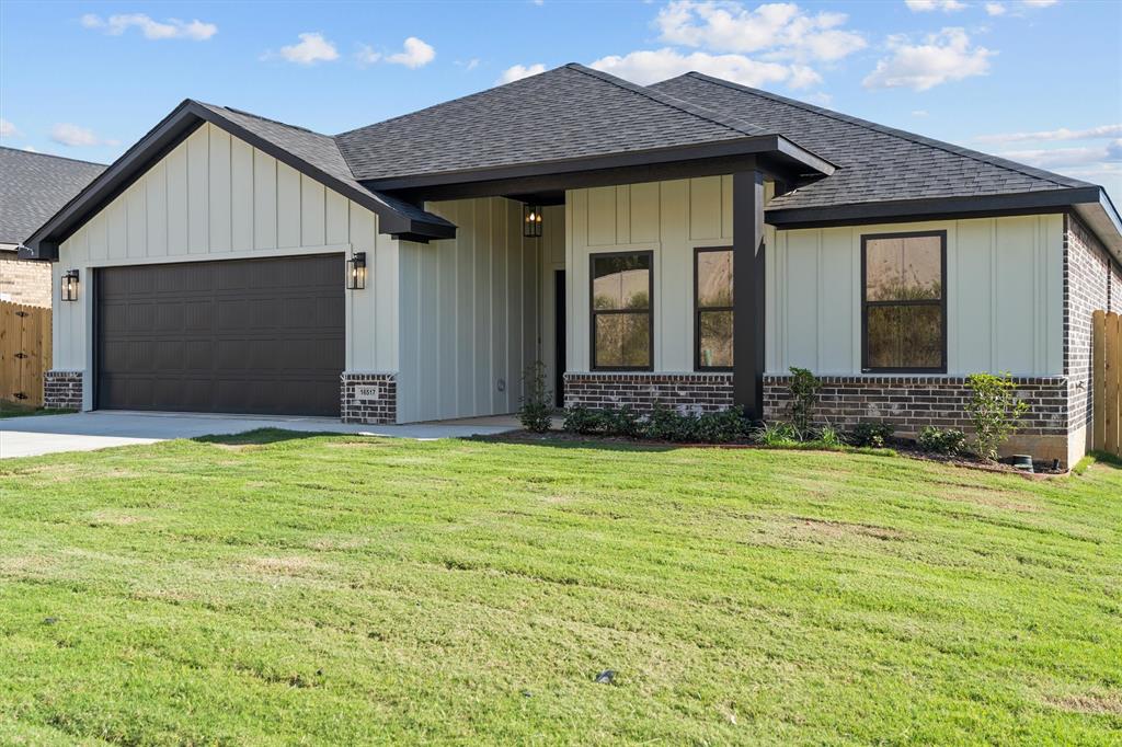 16517 Crossing Circle Property Photo 2