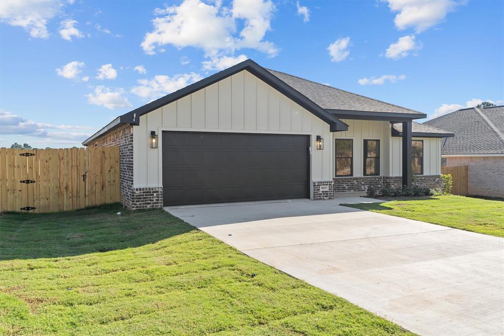 16517 Crossing Circle Property Photo 3