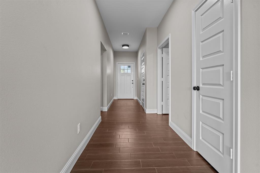 16517 Crossing Circle Property Photo 6