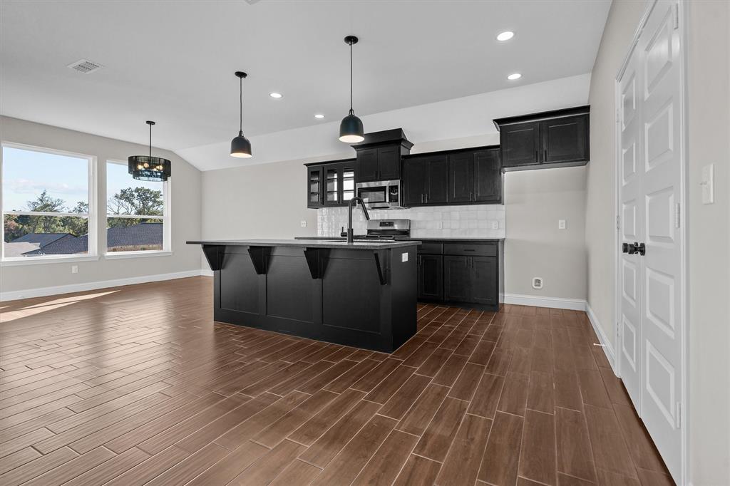 16517 Crossing Circle Property Photo 9