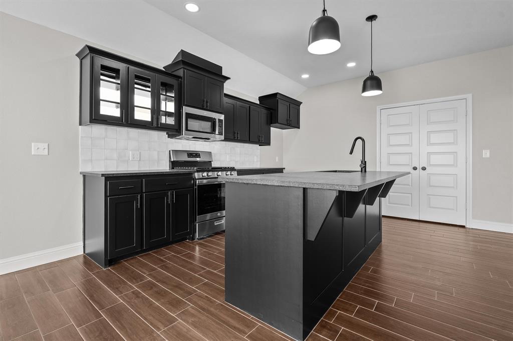16517 Crossing Circle Property Photo 10