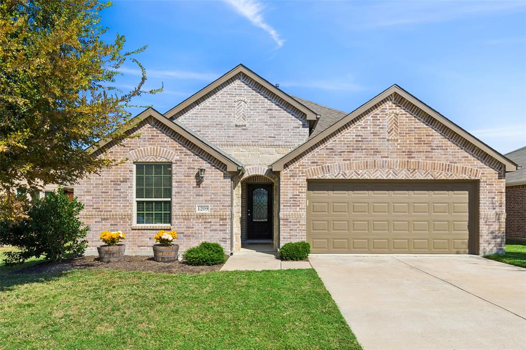 1209 Roadrunner Drive Property Photo 1