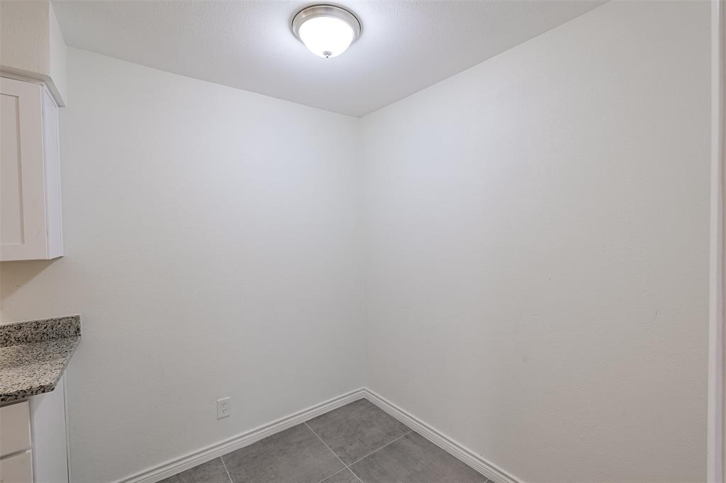 5055 Ridglea Lane 1105 Property Photo 5