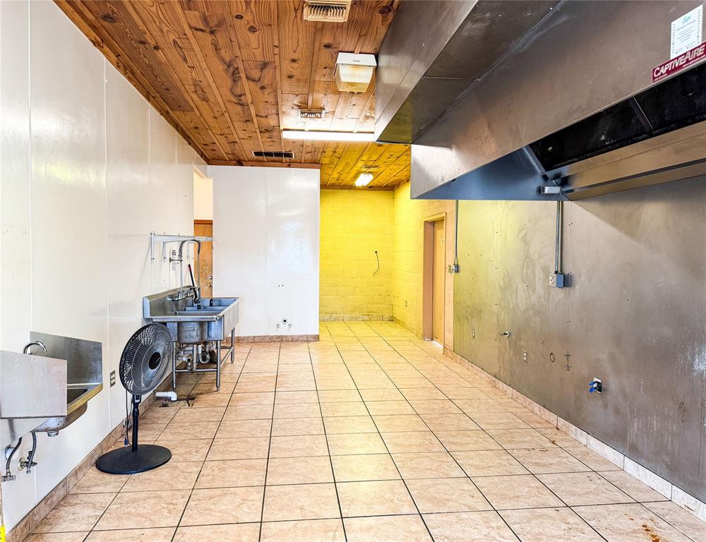 115 E 8th Street Property Photo 19