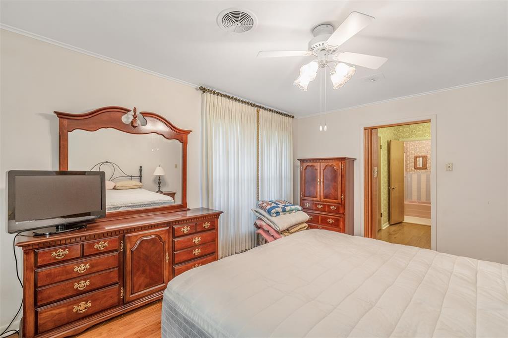 1858 S Dickinson Drive Property Photo 10