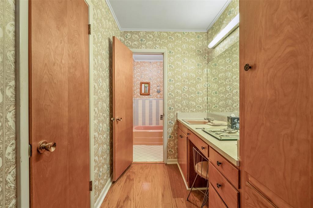 1858 S Dickinson Drive Property Photo 11
