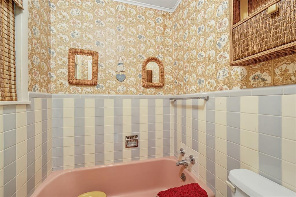 1858 S Dickinson Drive Property Photo 12