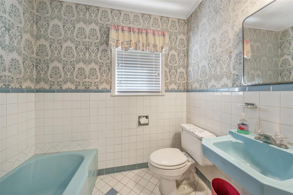 1858 S Dickinson Drive Property Photo 14