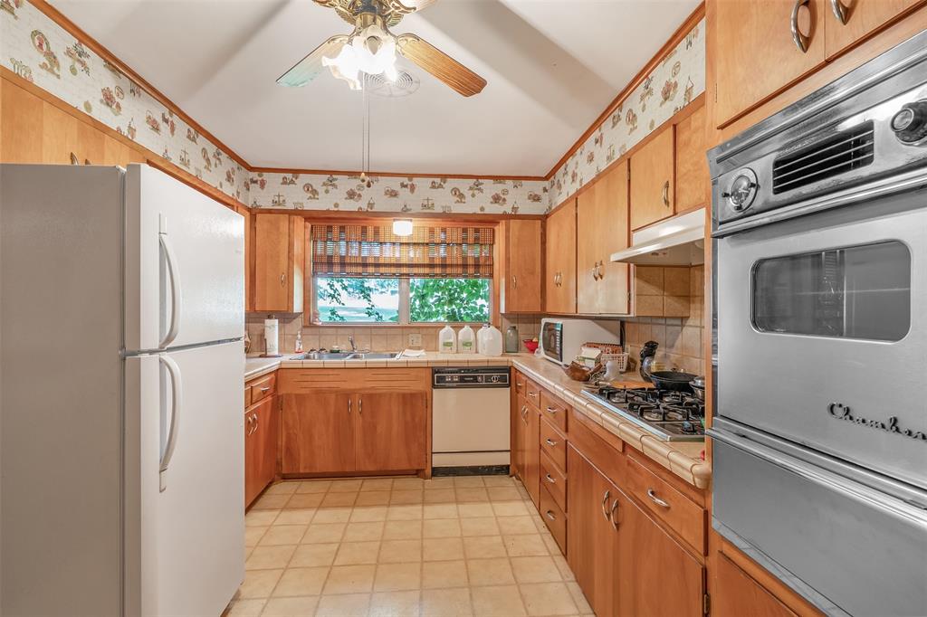 1858 S Dickinson Drive Property Photo 24