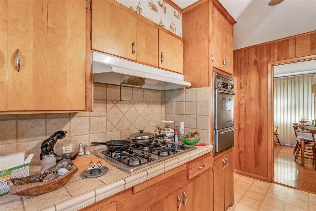 1858 S Dickinson Drive Property Photo 26