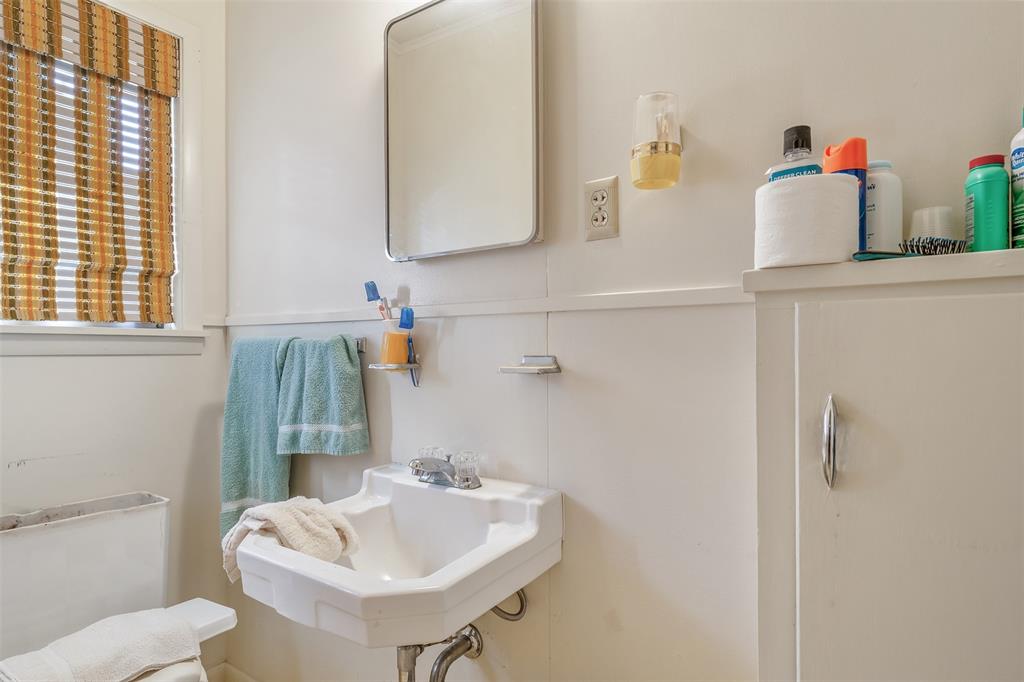 1858 S Dickinson Drive Property Photo 28