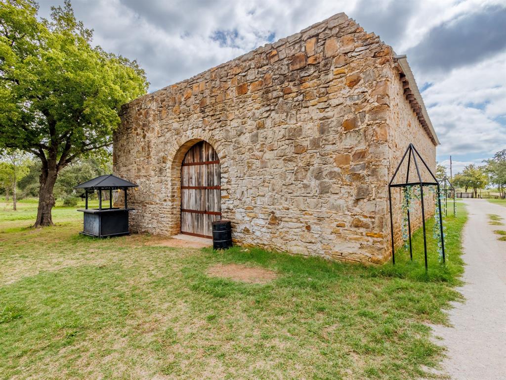400 Old Comanche Property Photo 3