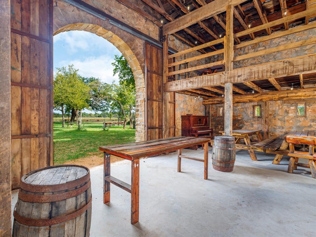 400 Old Comanche Property Photo 8