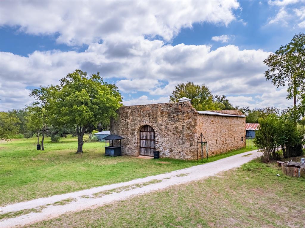 400 Old Comanche Property Photo 9