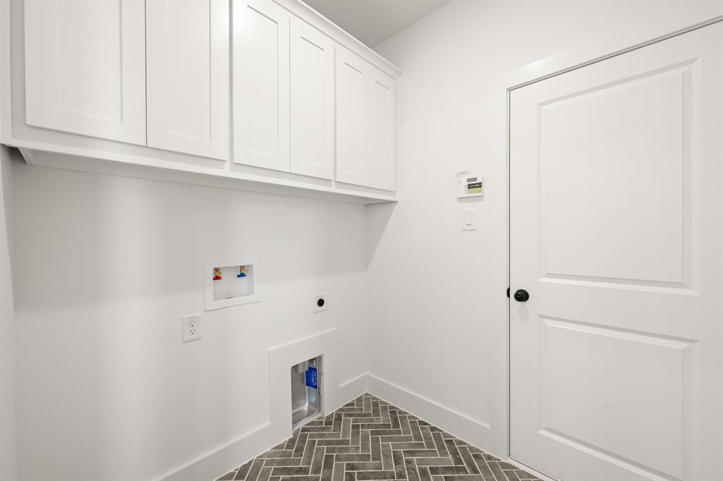 417 Newpark Boulevard Property Photo 16