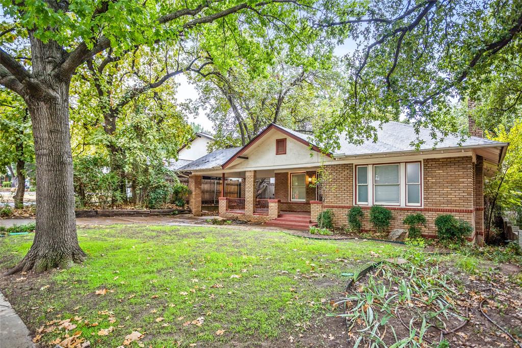 2303 Mistletoe Drive Property Photo 2