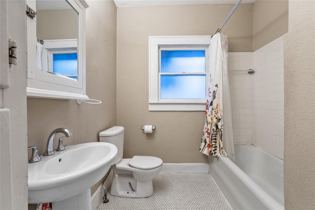 2303 Mistletoe Drive Property Photo 14