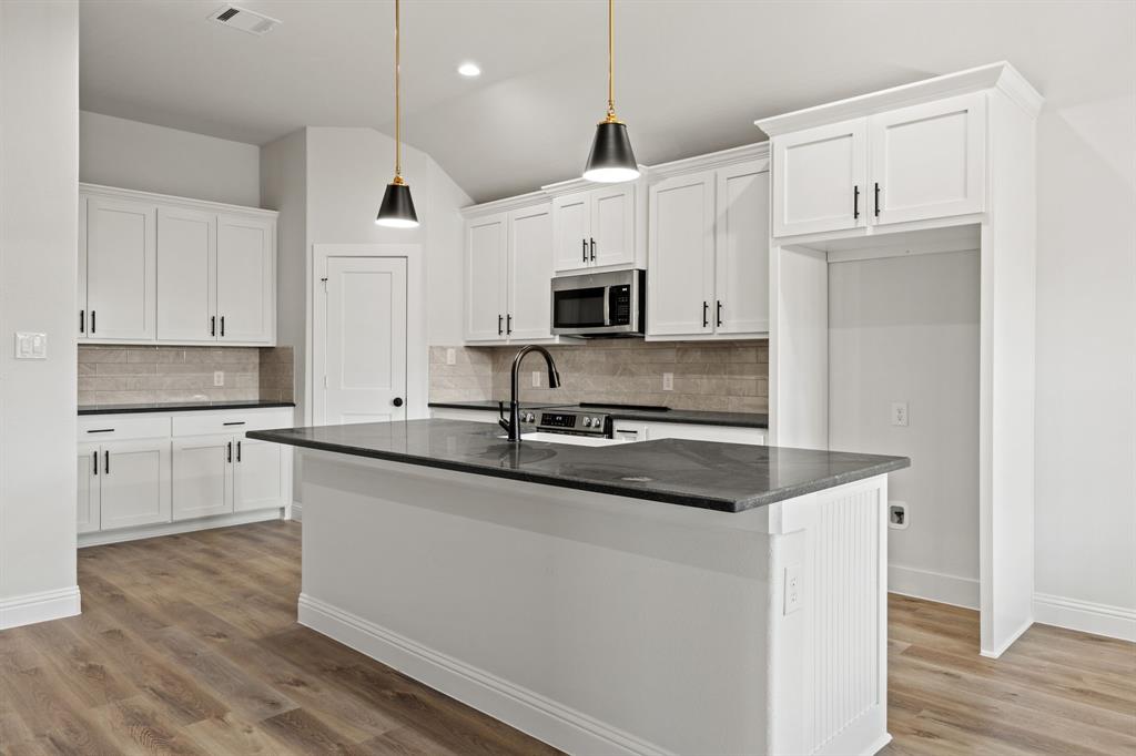 104 Maverick Trail Property Photo 8