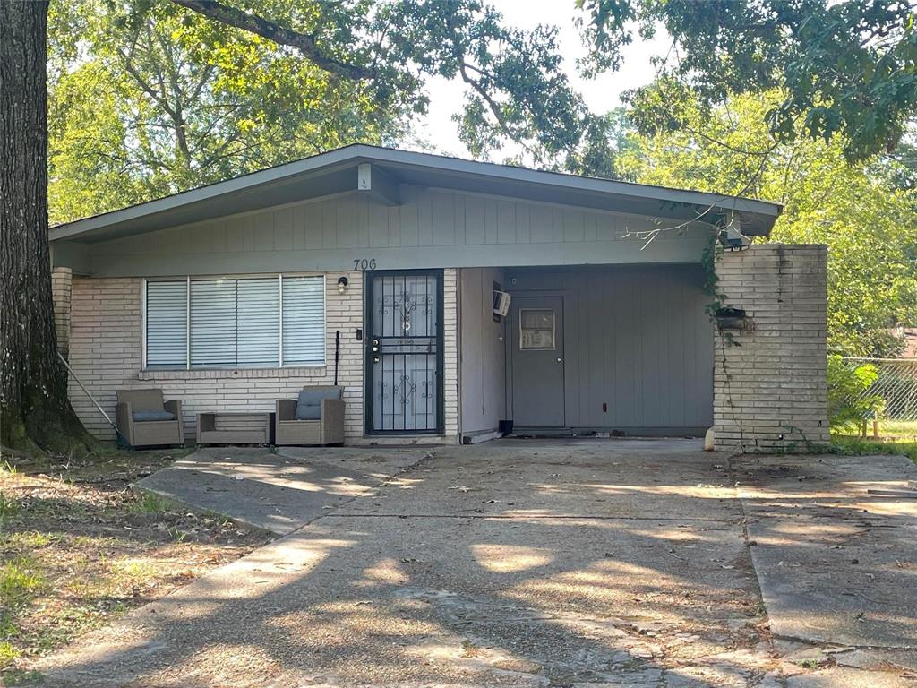 706 Damaka Drive Property Photo 1