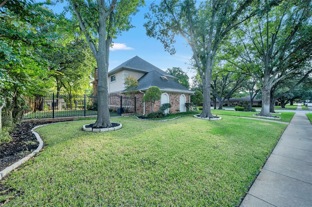 1800 Hampton Drive Property Photo 2