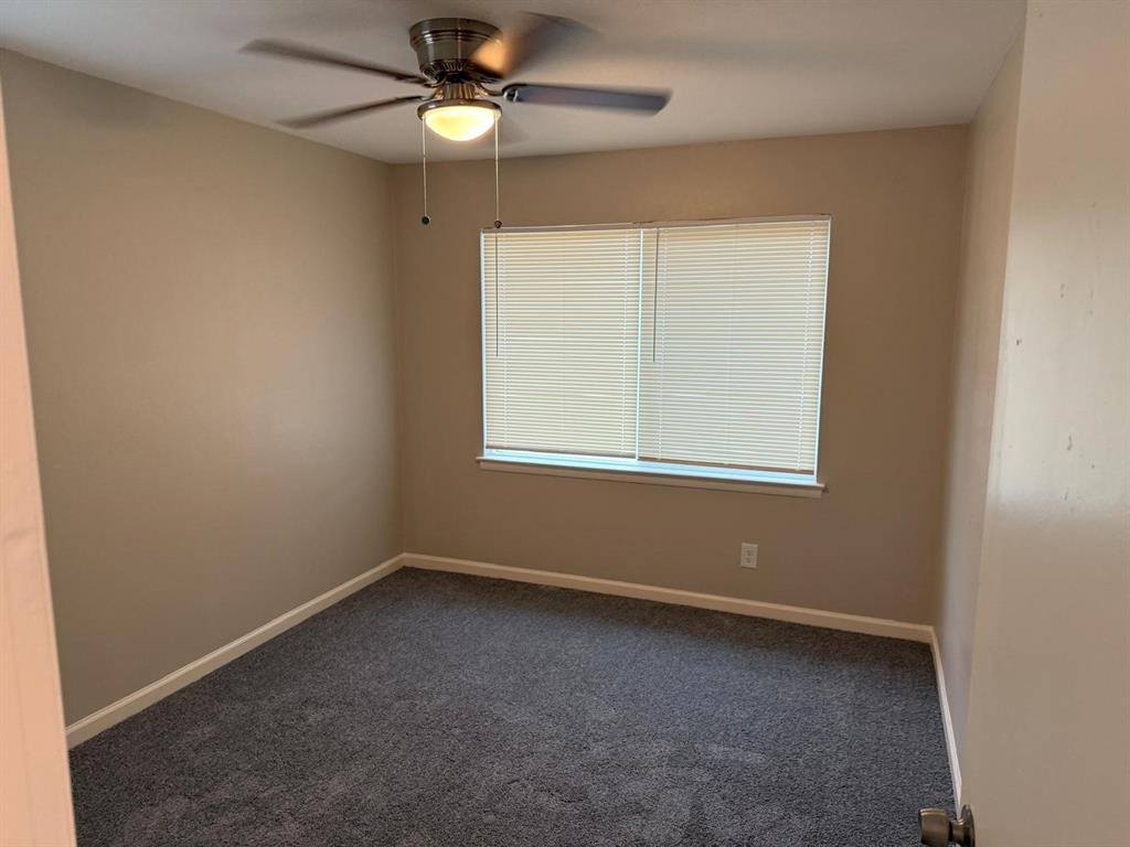 925 Bluewood Drive Property Photo 4