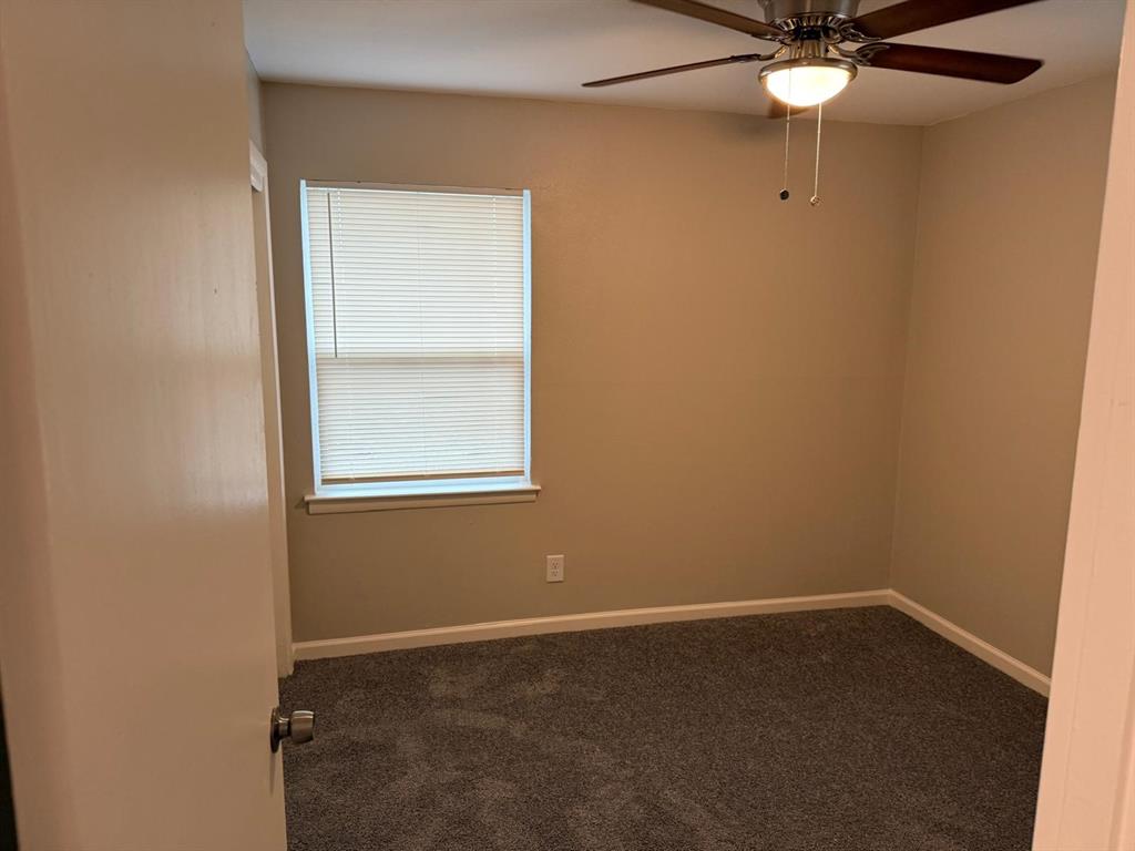 925 Bluewood Drive Property Photo 5