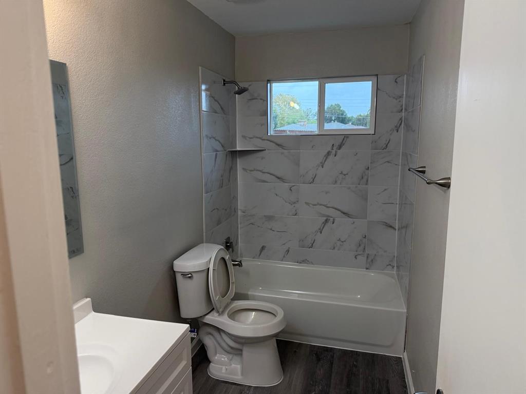 925 Bluewood Drive Property Photo 6