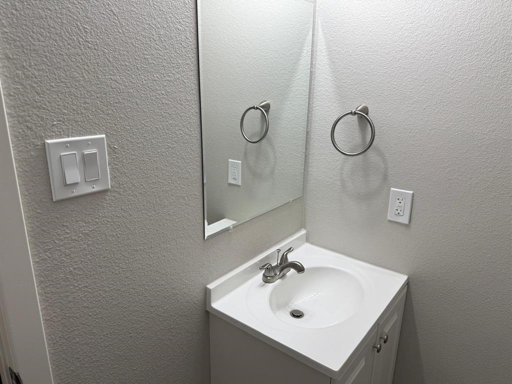 925 Bluewood Drive Property Photo 14