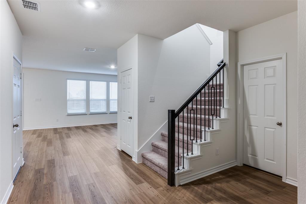 2704 Goldfinch Drive Property Photo 2